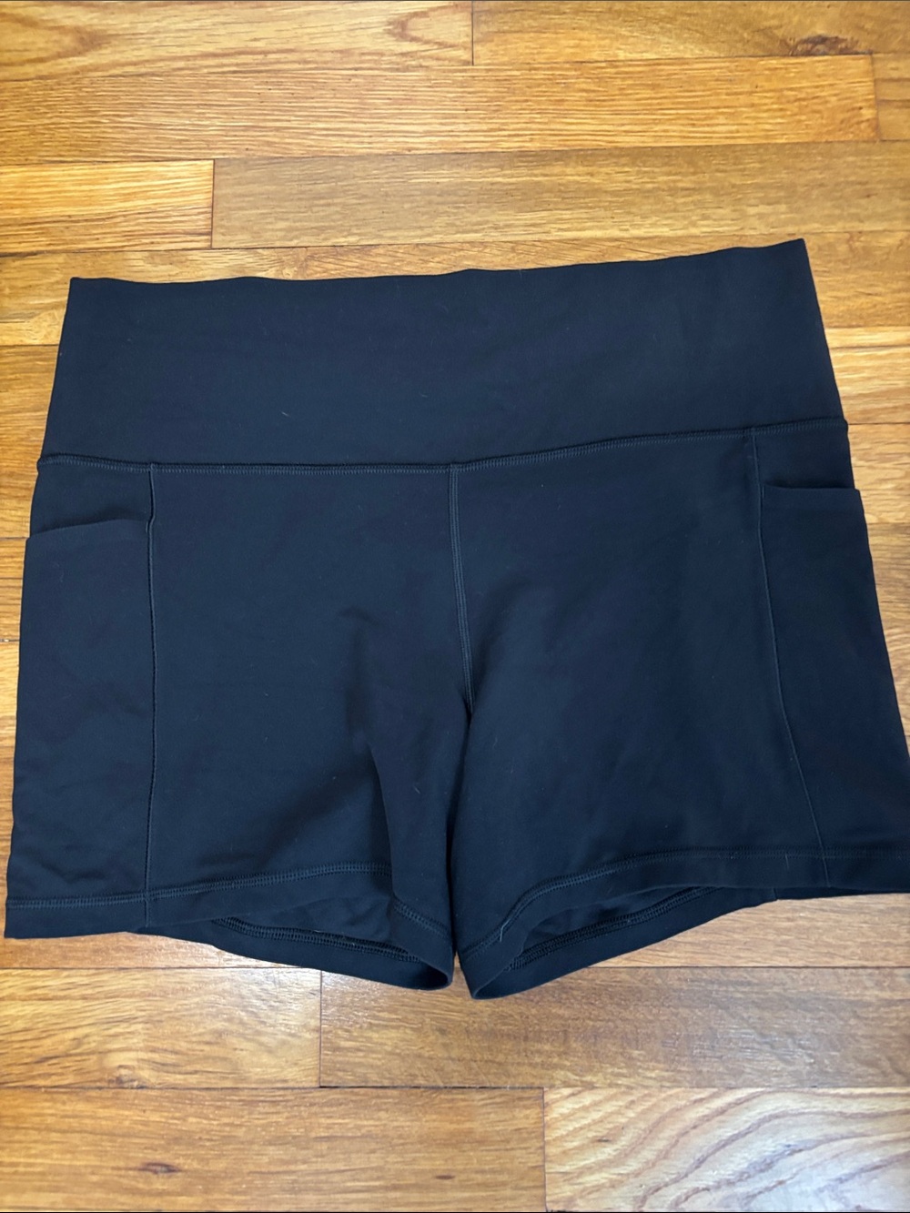 Athleta Salutation Stash 5” Shorts